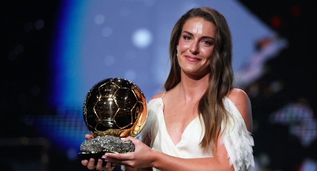 أليكسيا بوتيلاس تتوّج بالكرة الذهبية للسيدات 2026 في مدينة ناديها